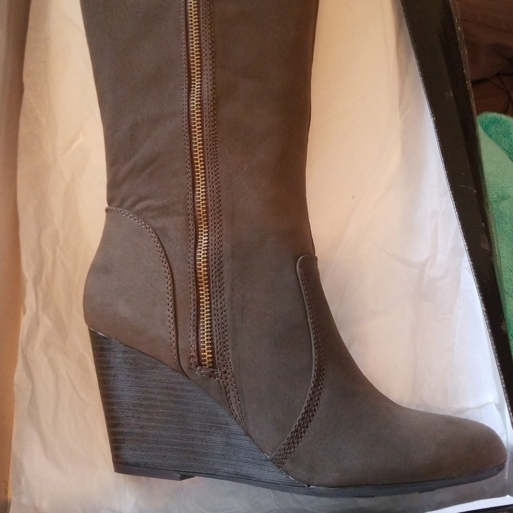 BNIB Fergelicious Brown Wedge Boot 11 Ornate